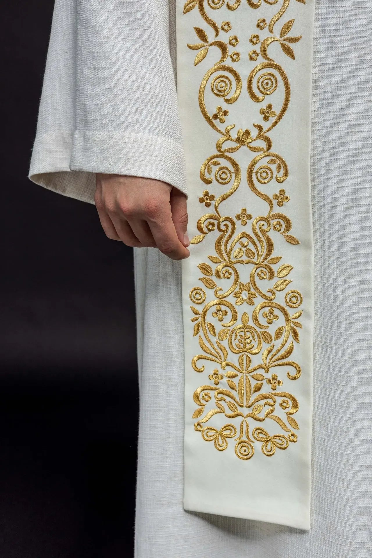 Embroidered Stele of Mary ecru