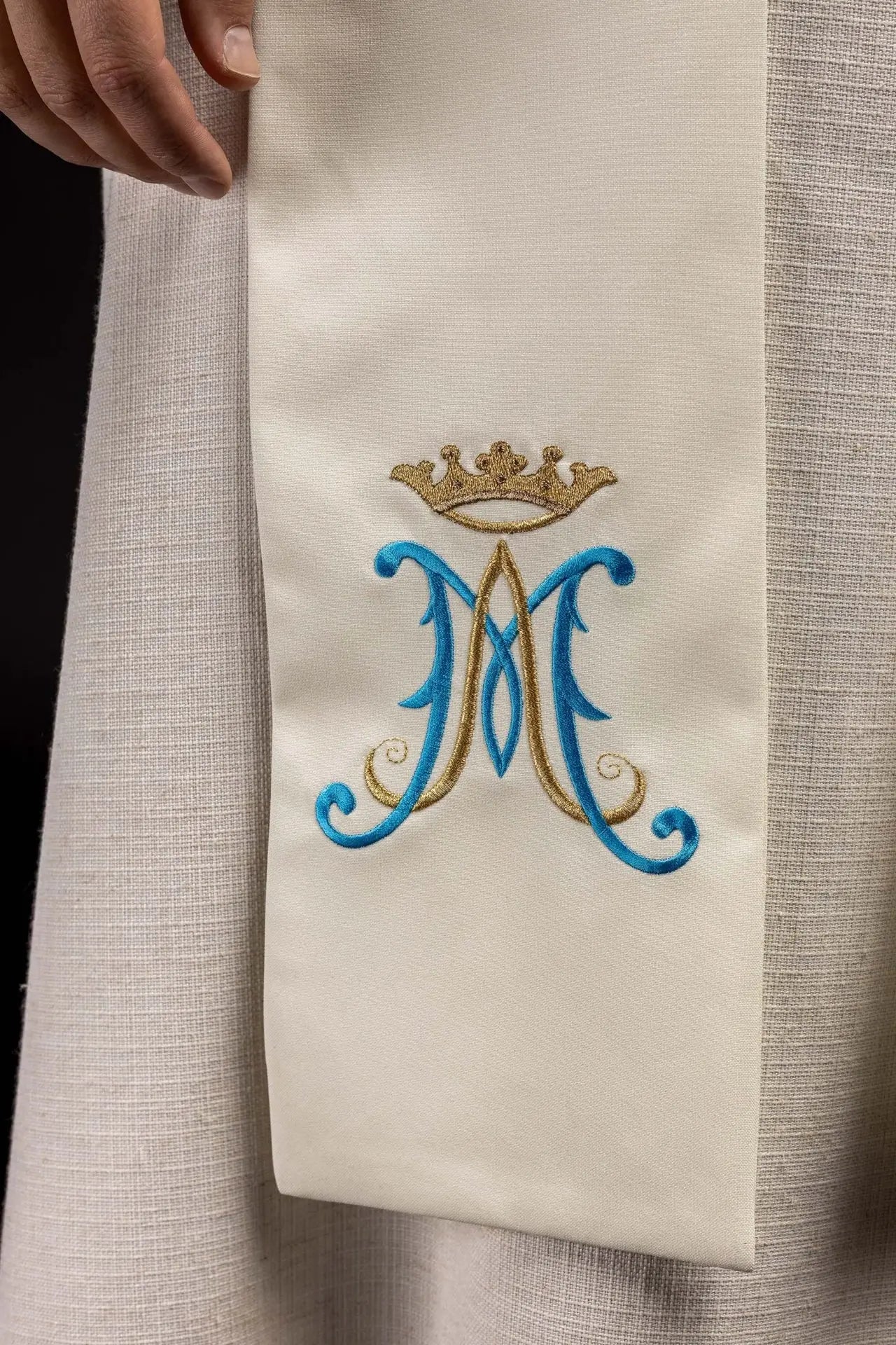 Embroidered Stele of Mary ecru