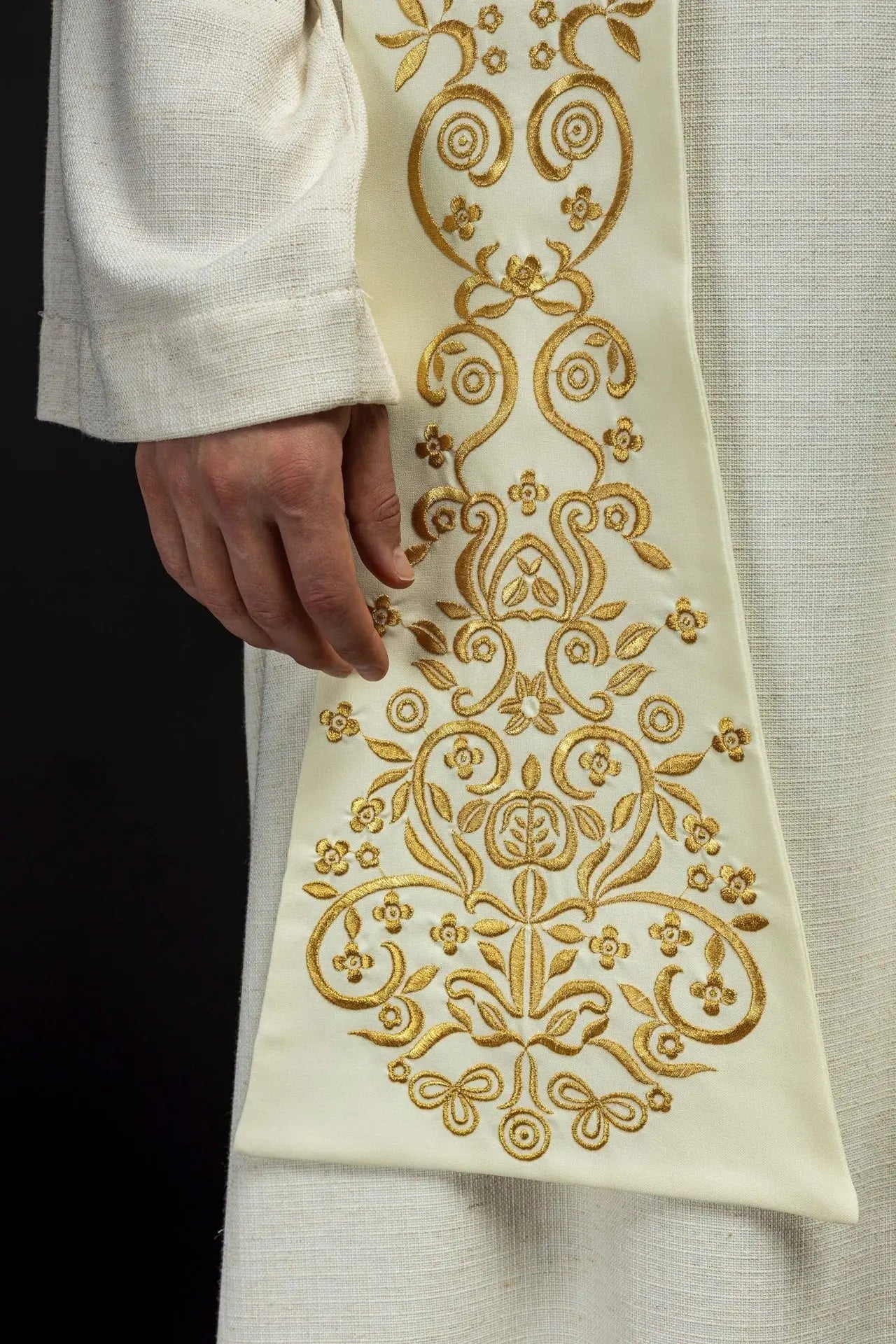 Embroidered stole Marian motif with ecru crown