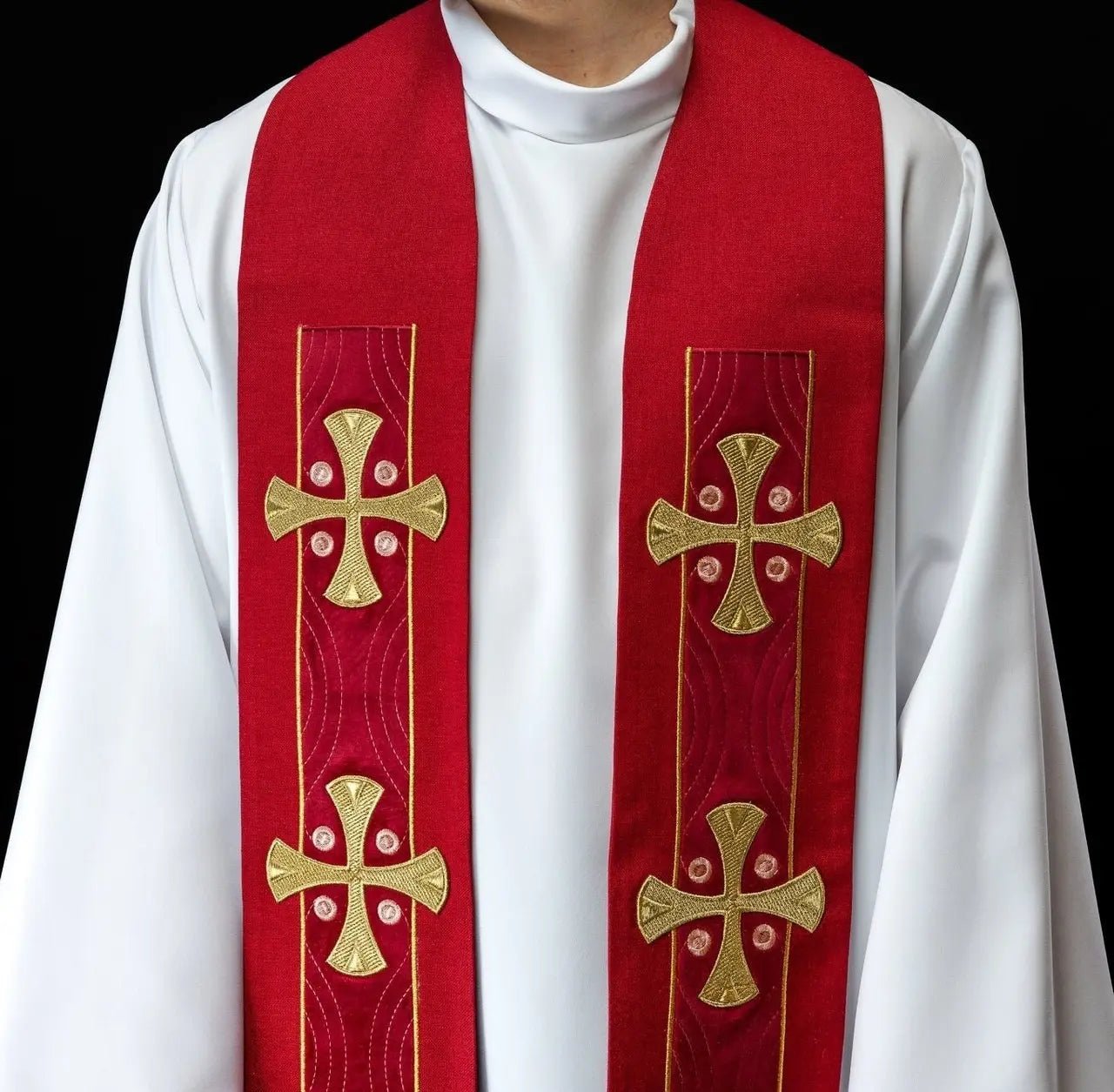 Étole brodée avec croix rouge