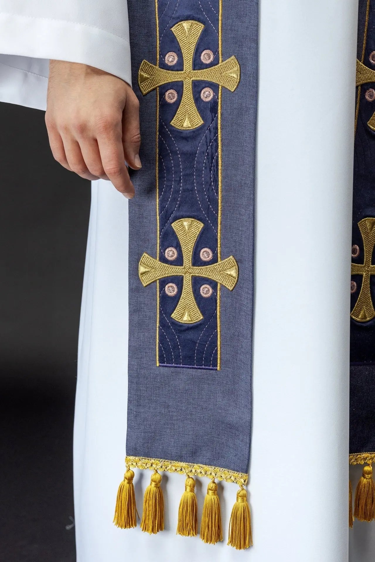 Étole brodée avec croix violette