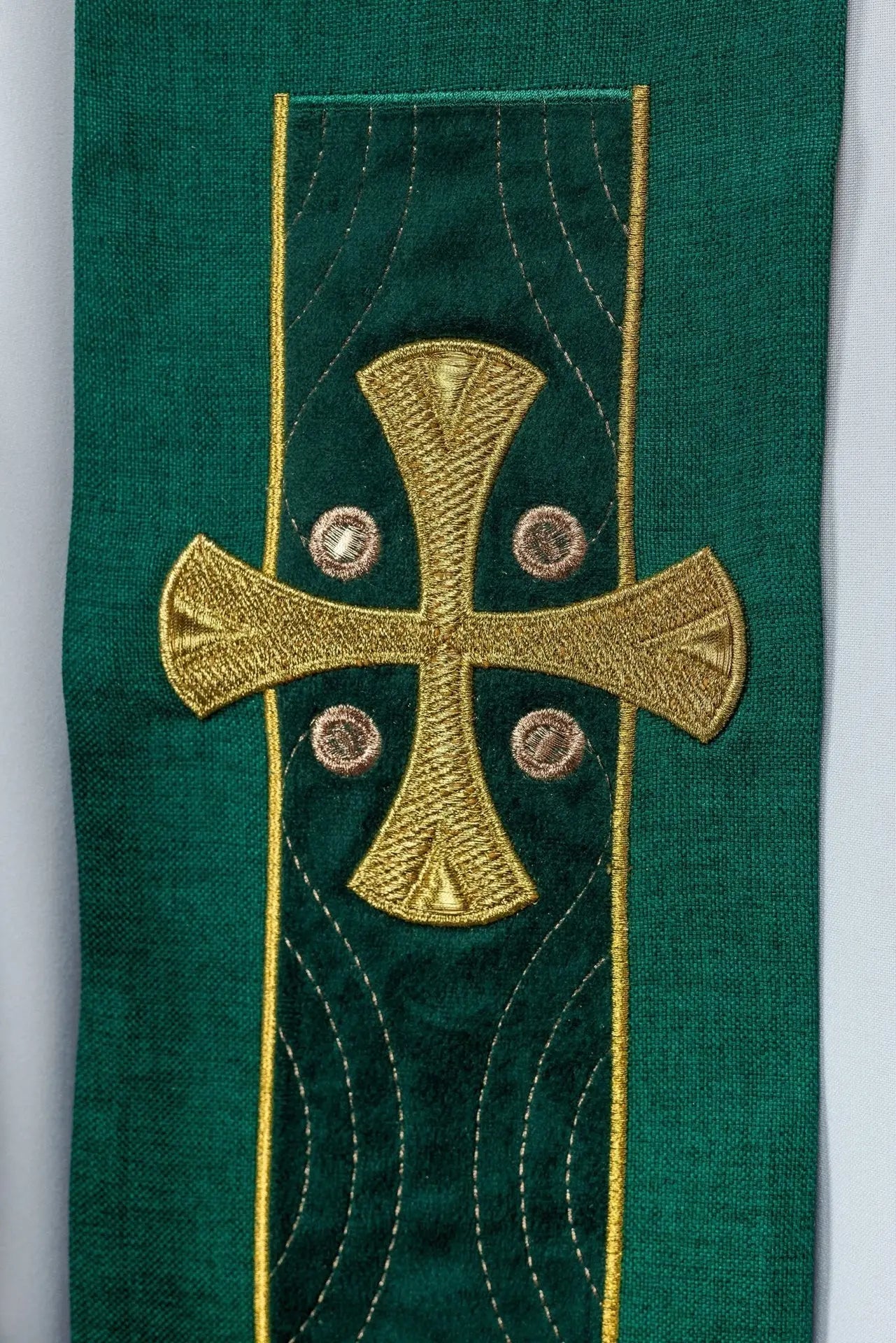 Étole brodée avec croix verte