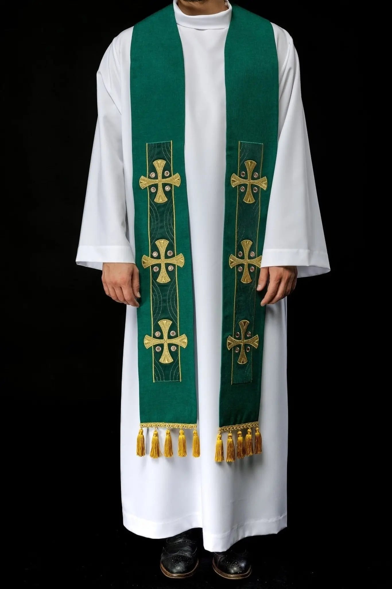Embroidered stole with crosses green