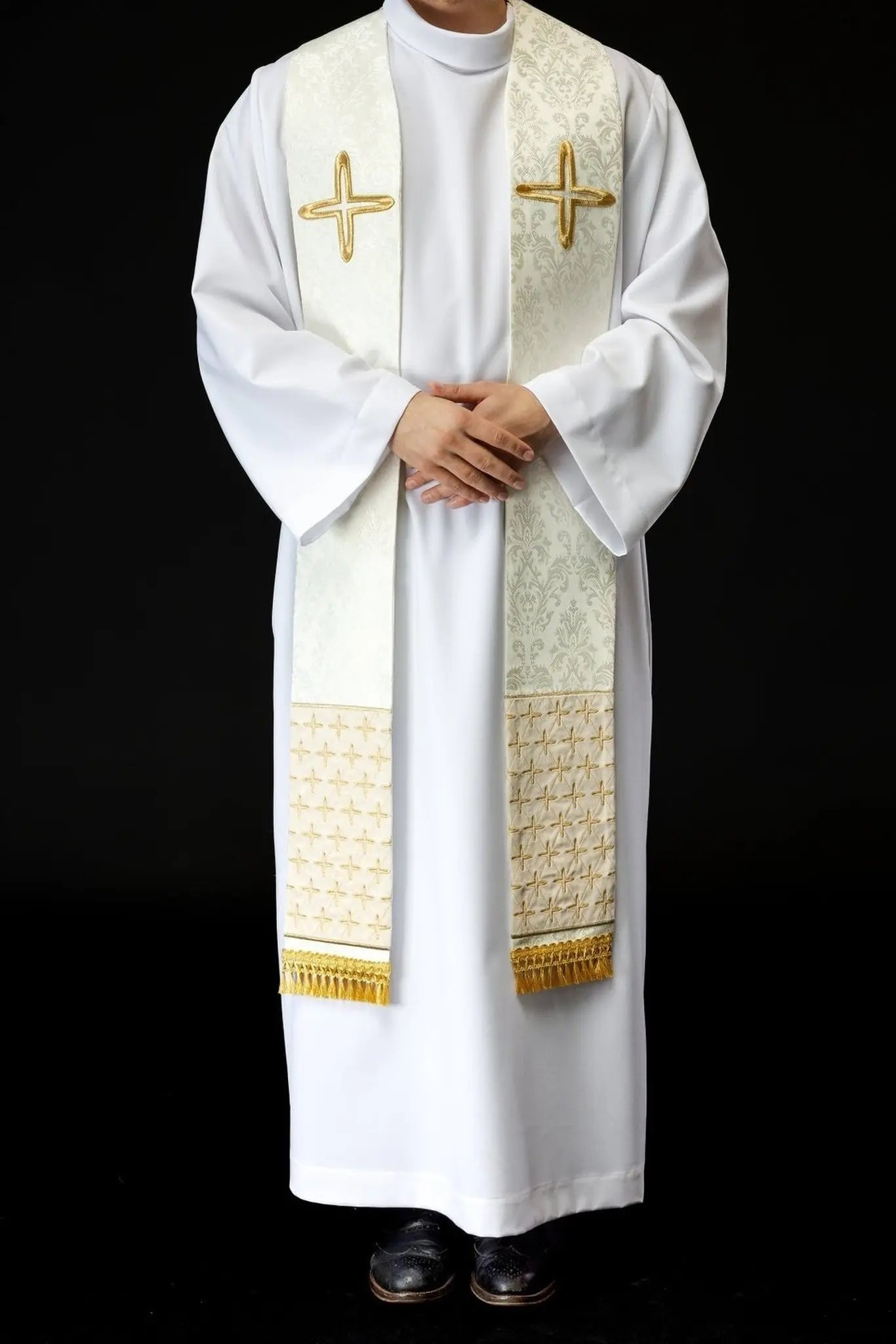 Étole jacquard brodée avec motifs de croix écru