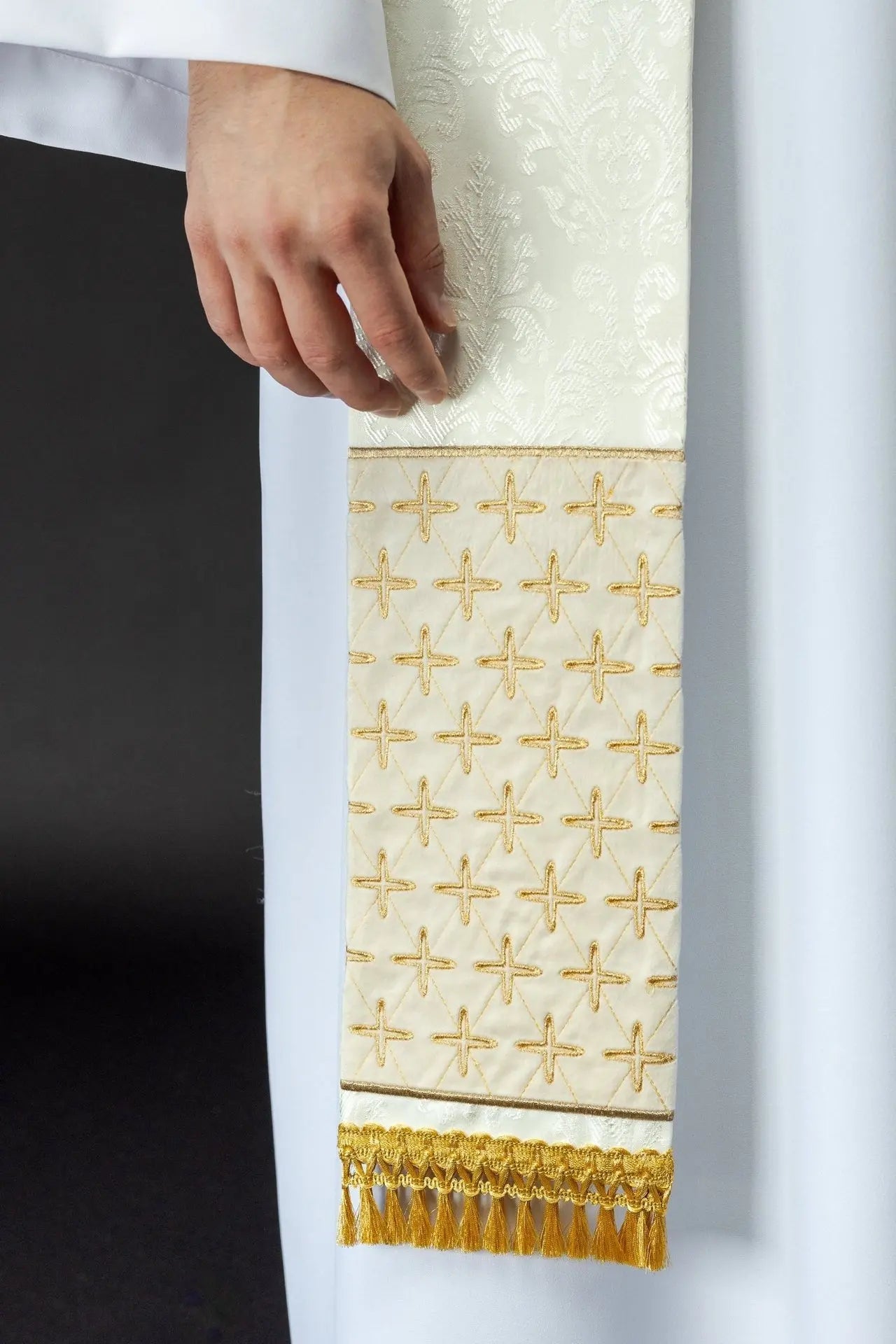 Étole jacquard brodée avec motifs de croix écru