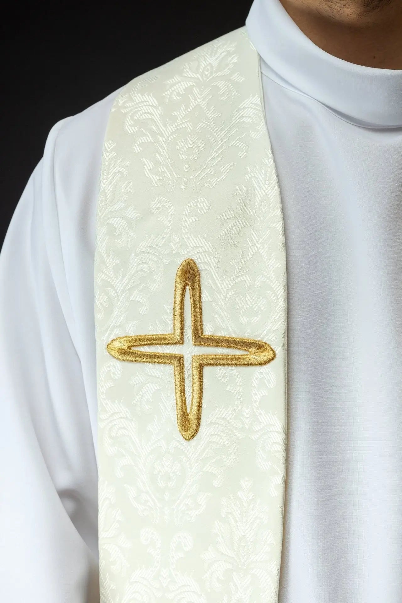 Étole jacquard brodée avec motifs de croix écru