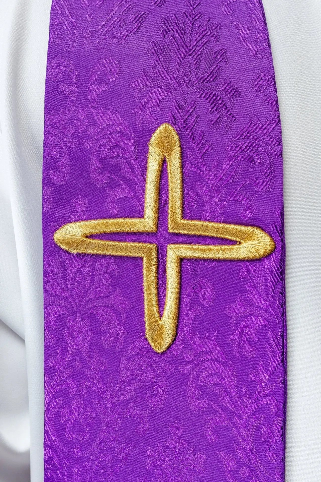 Étole jacquard brodée avec motifs de croix violet