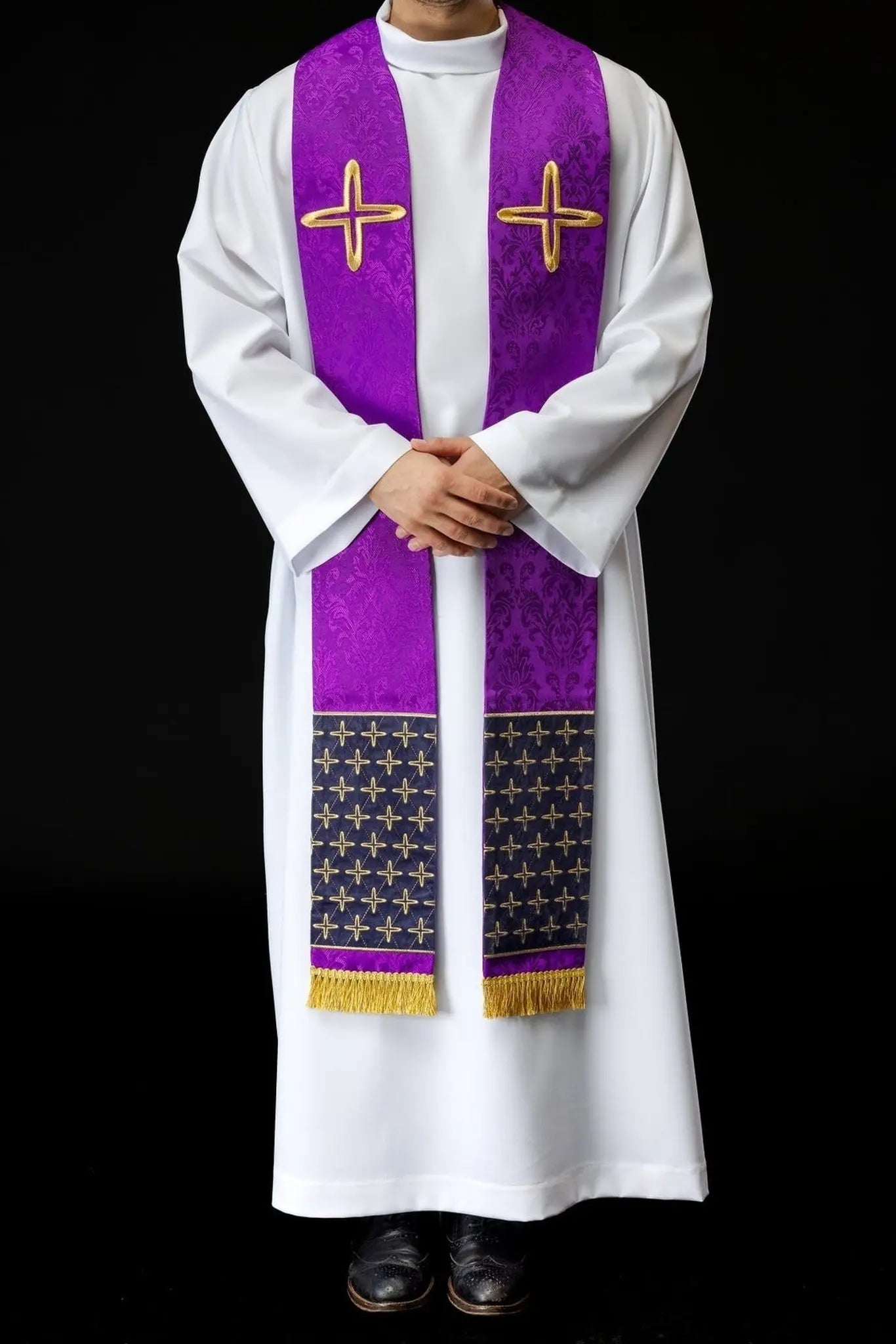 Étole jacquard brodée avec motifs de croix violet