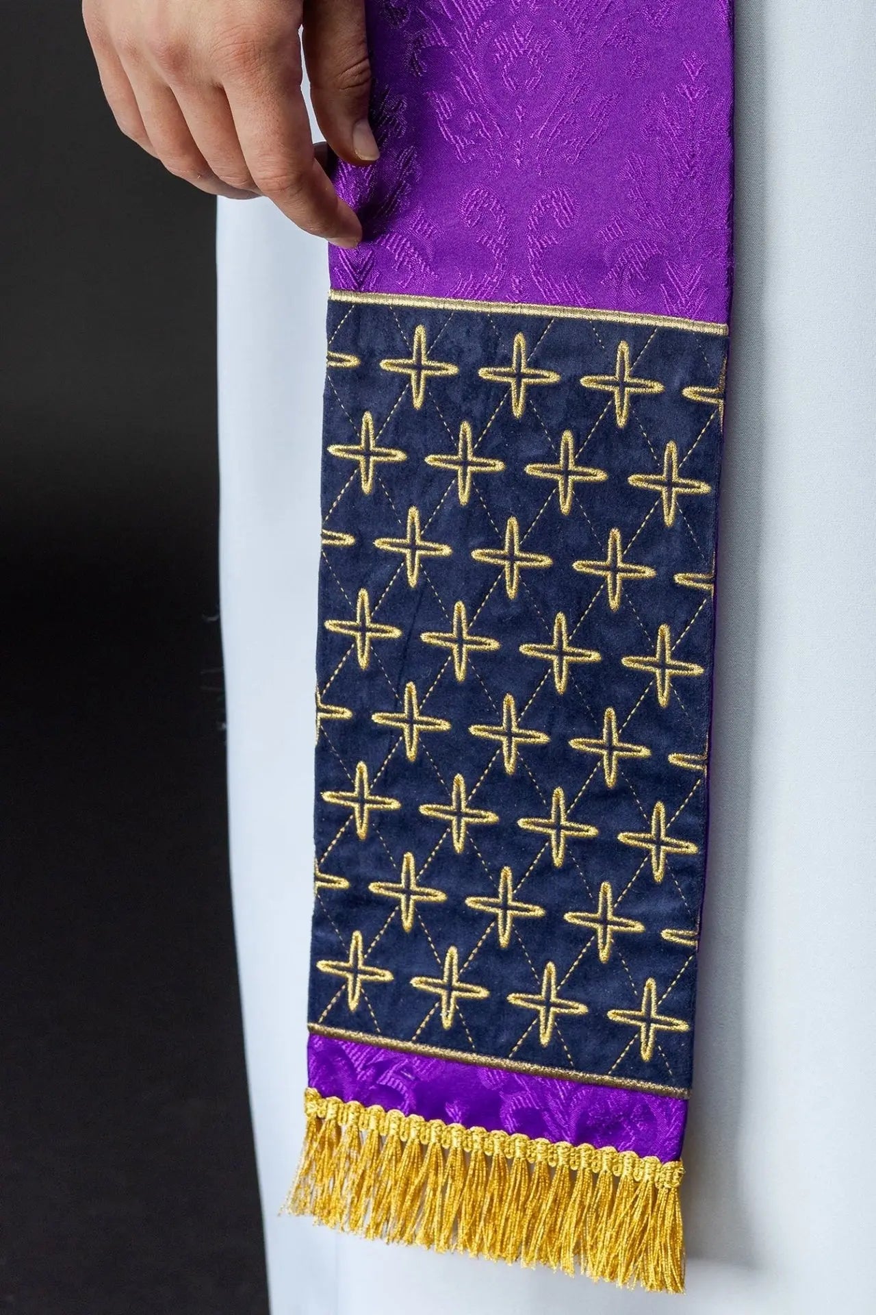 Étole jacquard brodée avec motifs de croix violet