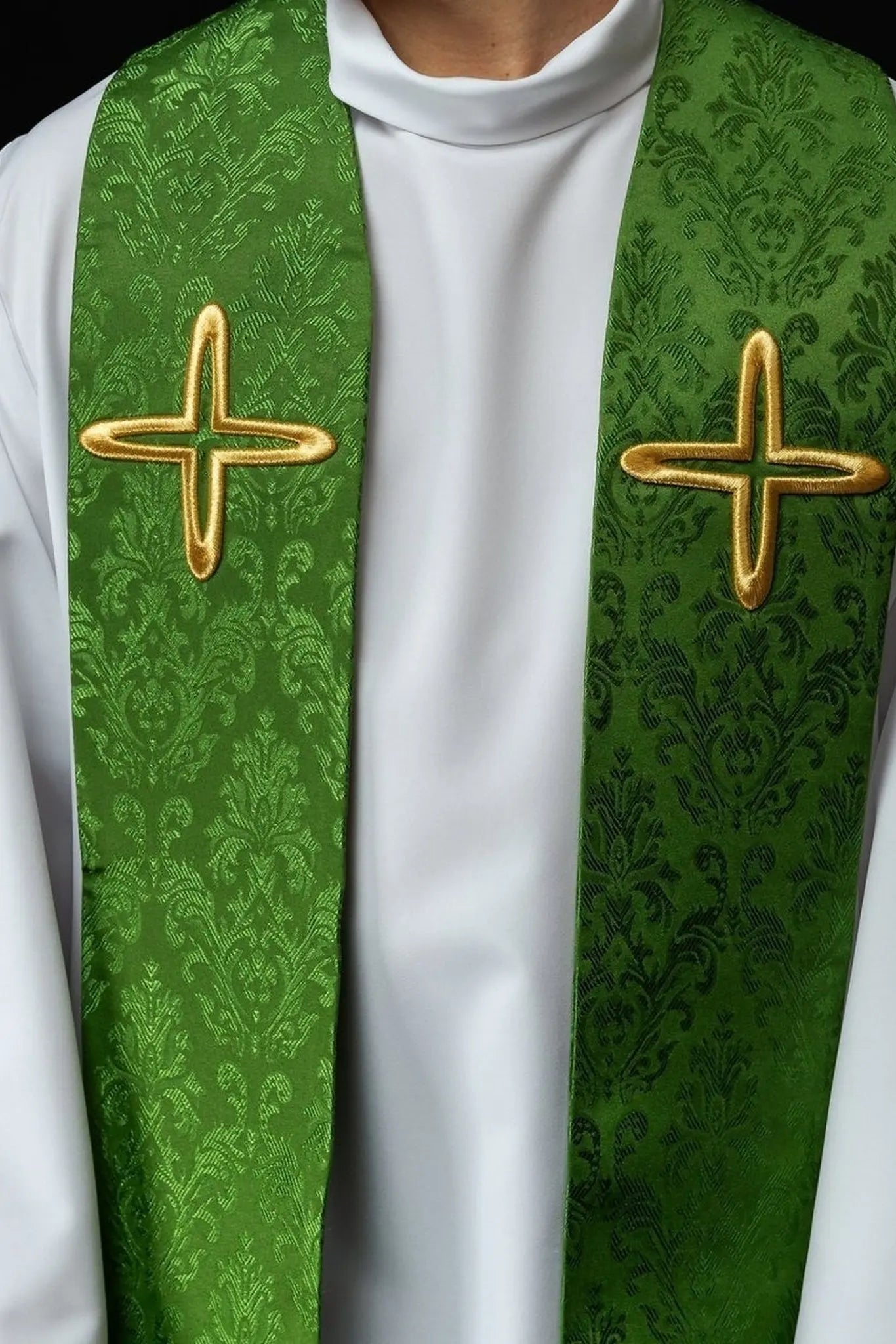 Étole jacquard brodée avec motifs de croix verte