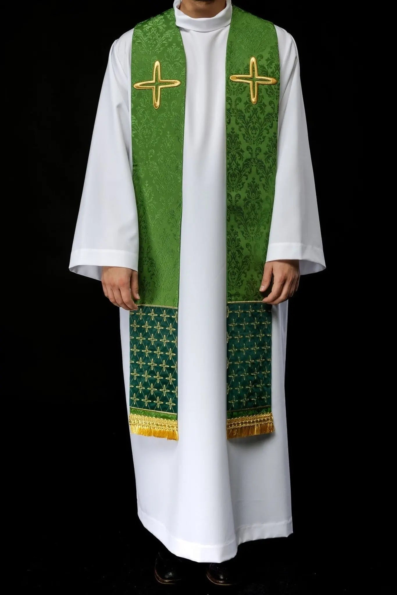 Étole jacquard brodée avec motifs de croix verte