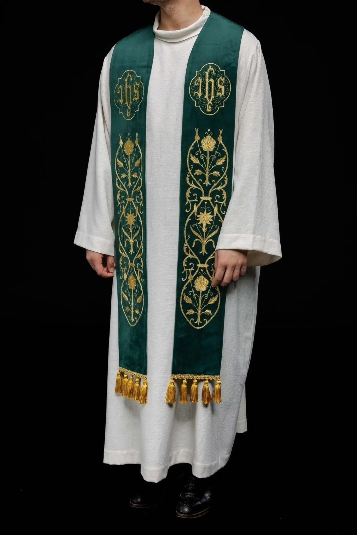 Étola verte brodée avec IHS