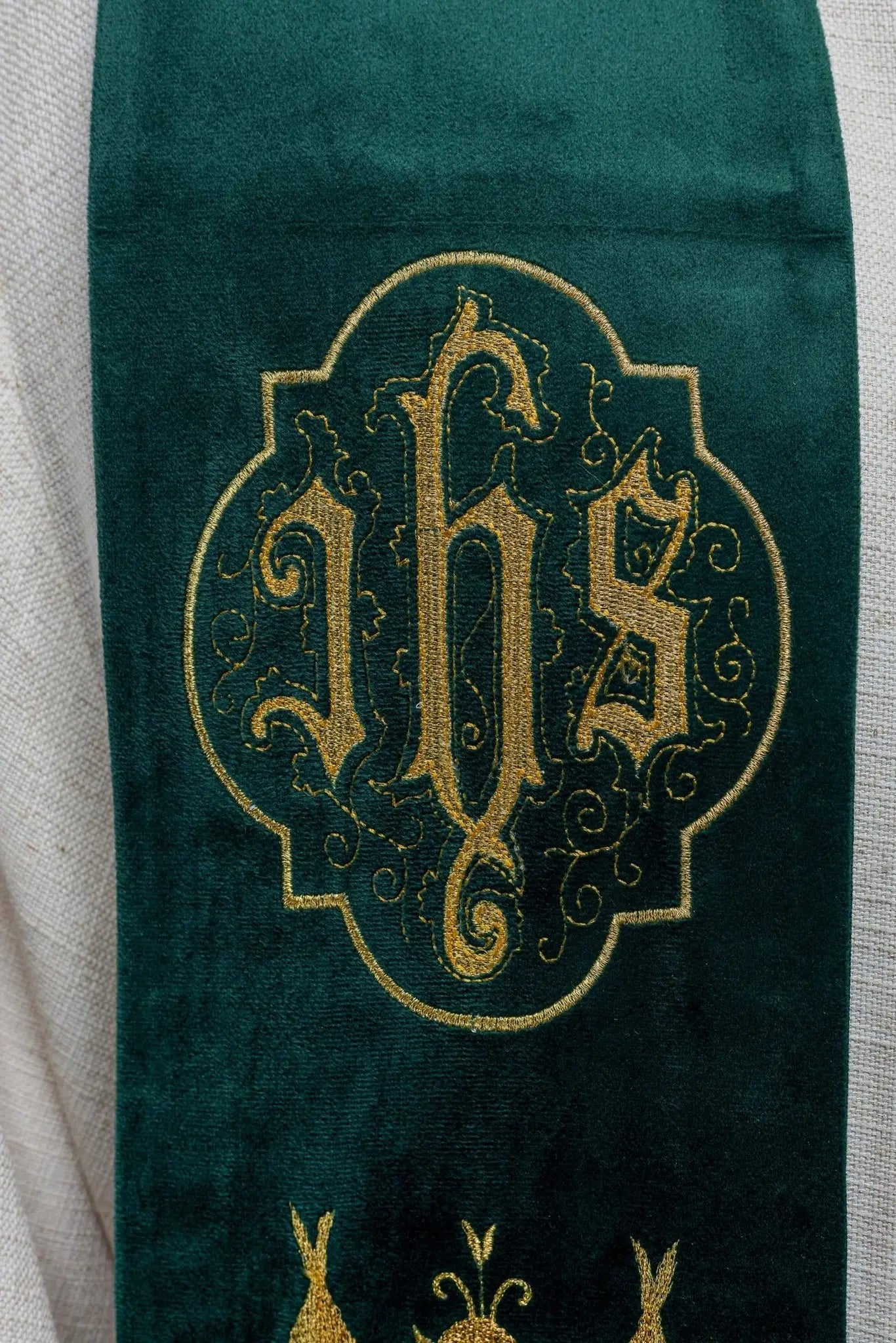 Étola verte brodée avec IHS