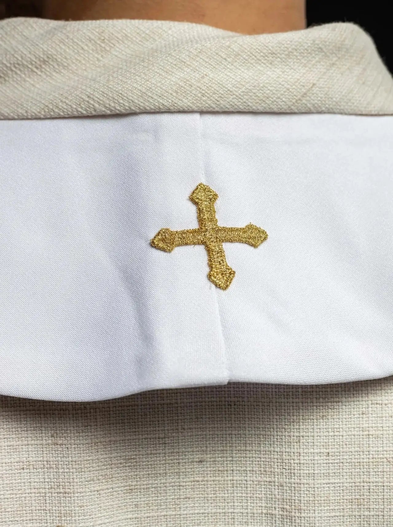 Étole blanche de prêtre brodée motif marial avec couronne