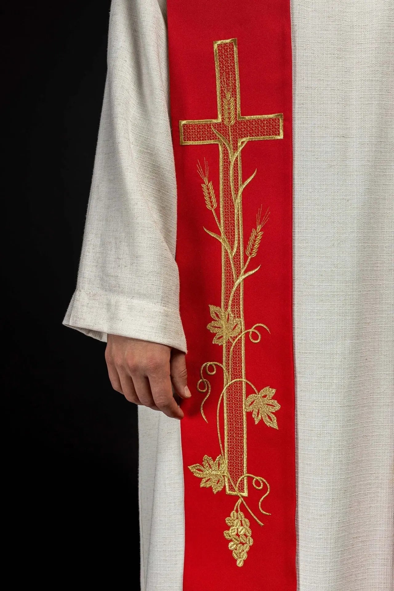 Étole rouge de prêtre brodée d'une croix