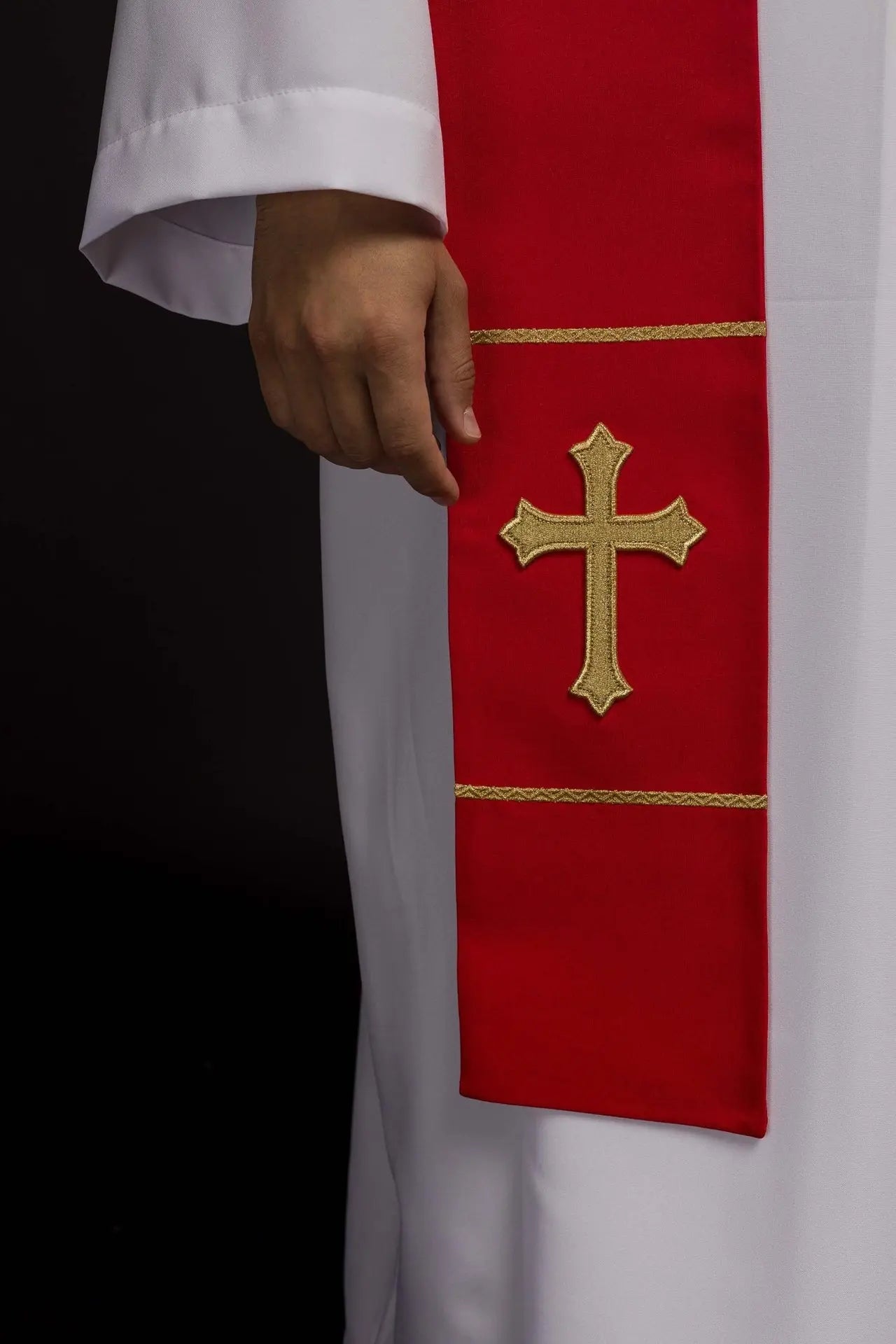 Étole rouge de prêtre brodée d'une croix