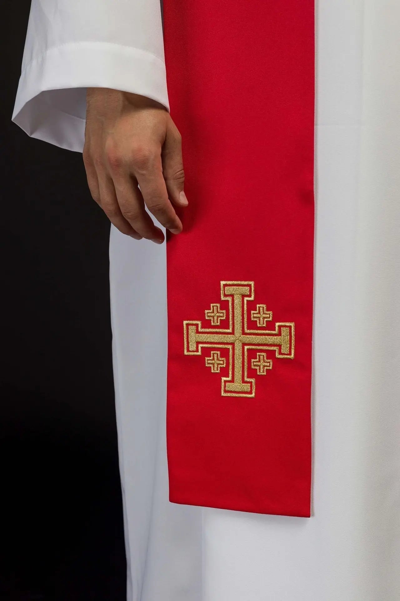 Étoles sacerdotales rouges brodées de la croix de Jérusalem