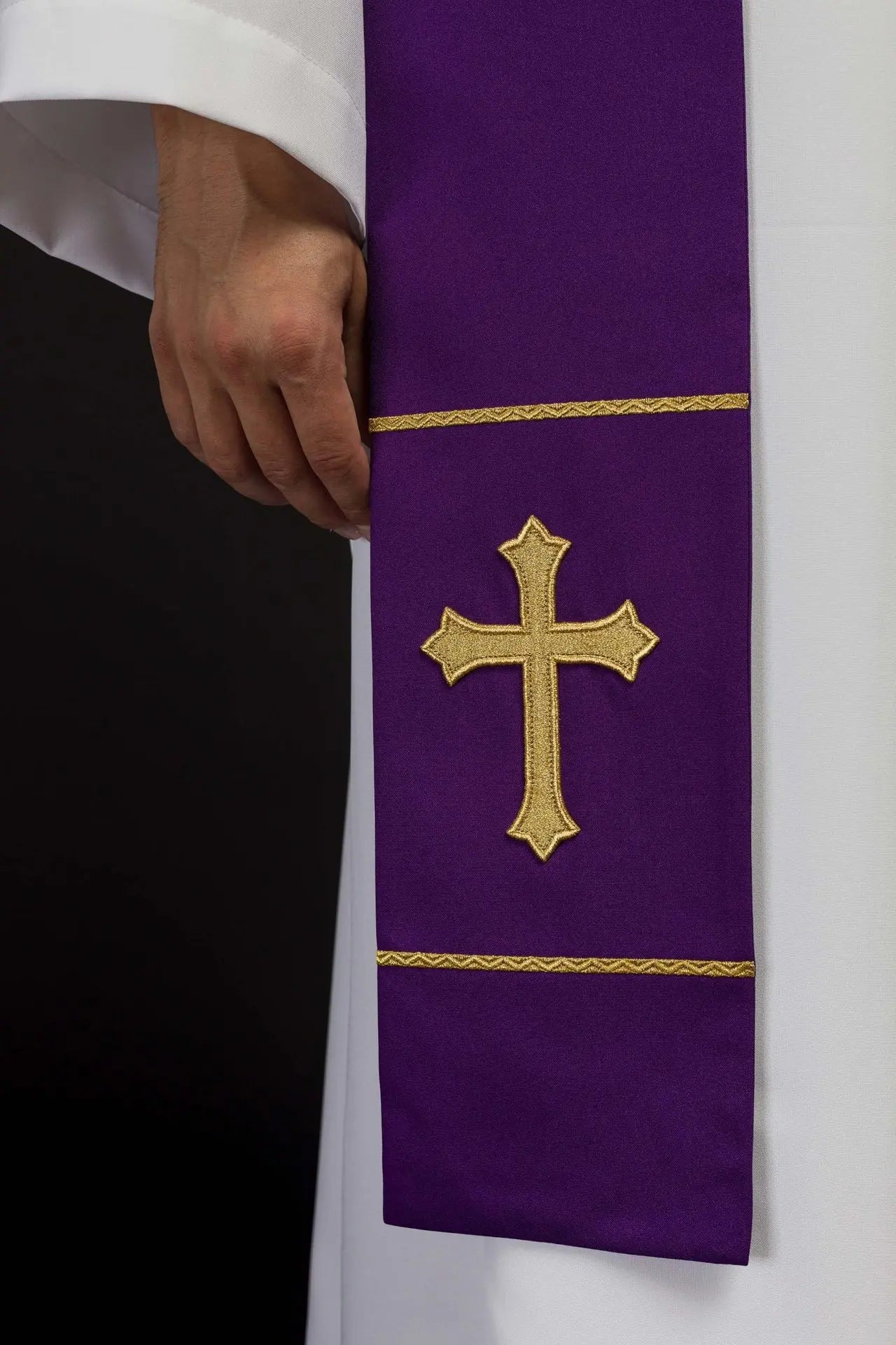 Étole violette de prêtre brodée Croix