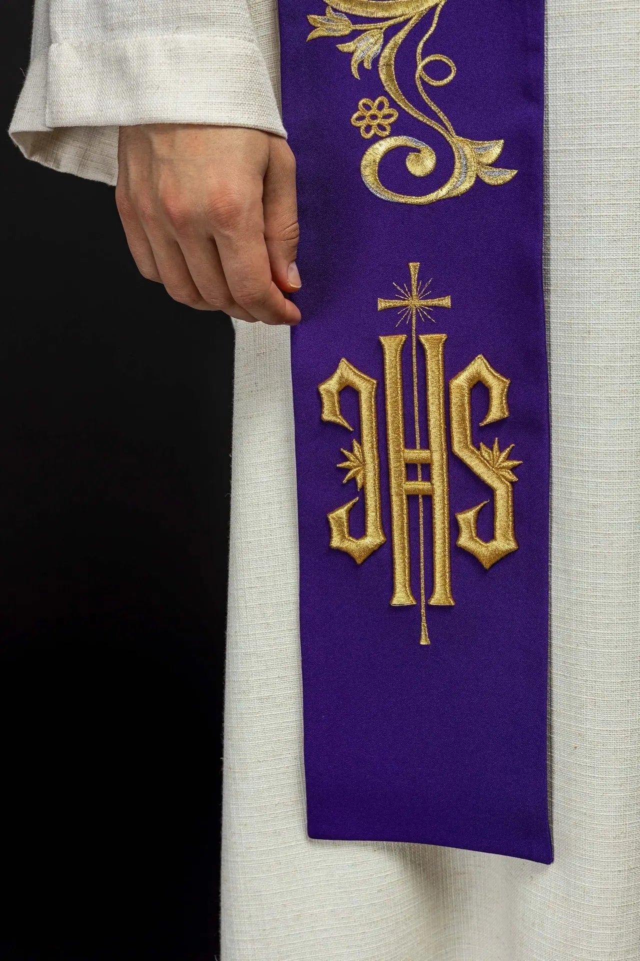 Étole de prêtre brodée IHS violet