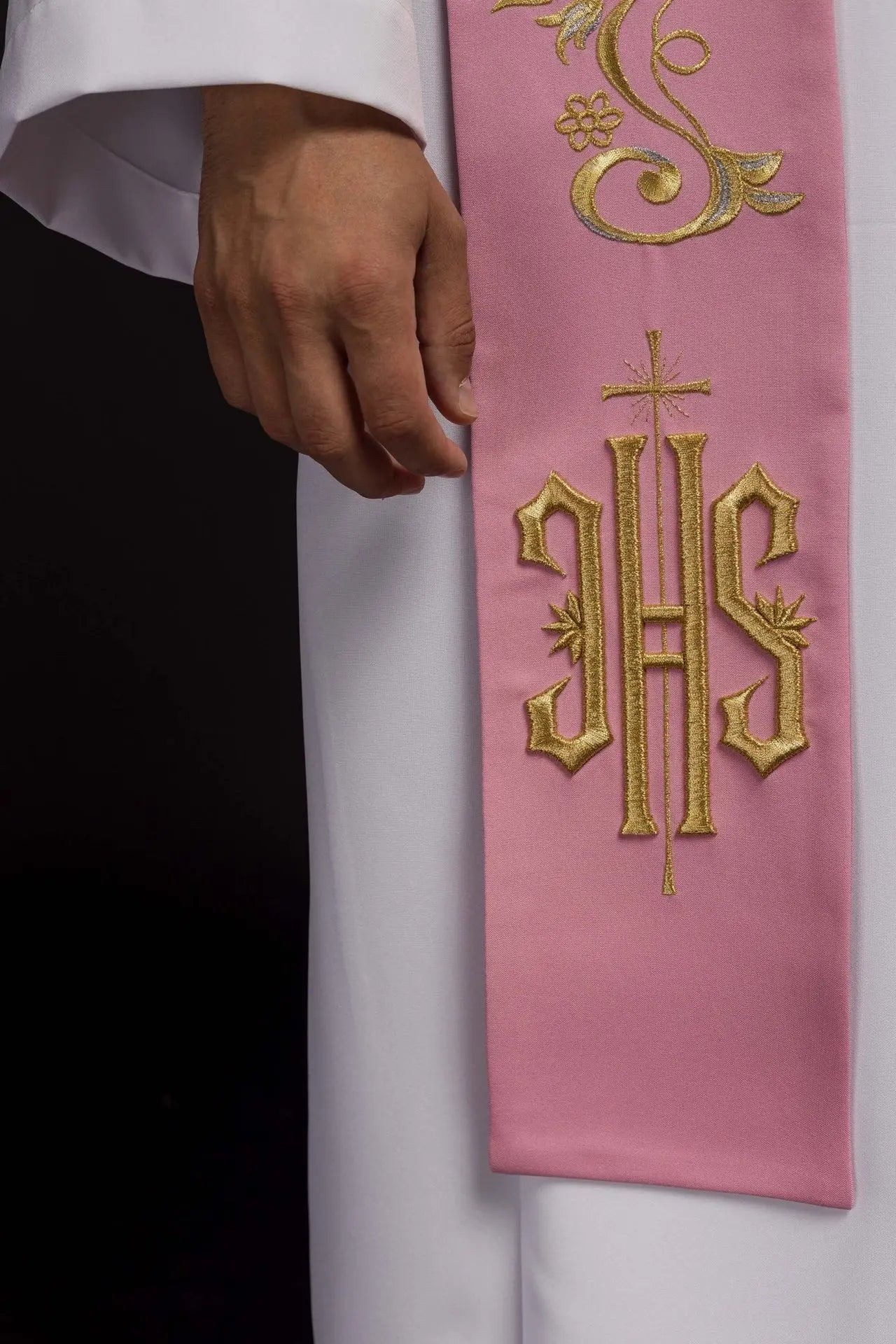 Étola de prêtre brodée IHS rose