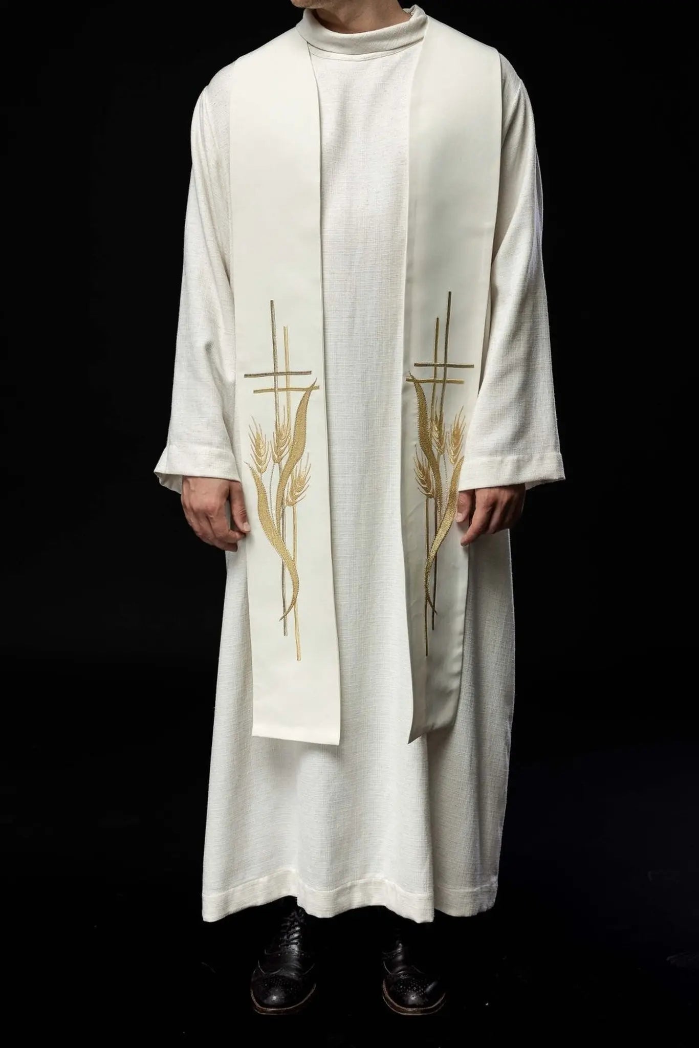 Étole de prêtre brodée avec croix décorée en écru