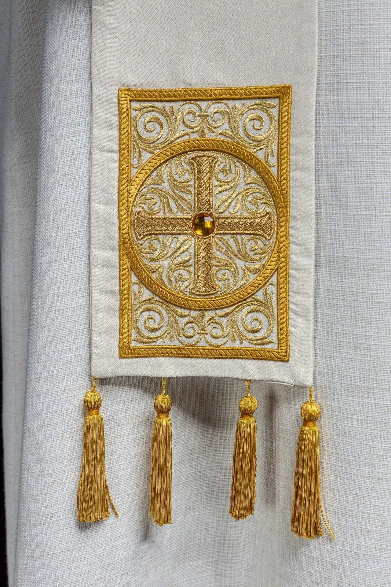 Étole de prêtre brodée décorée de clous