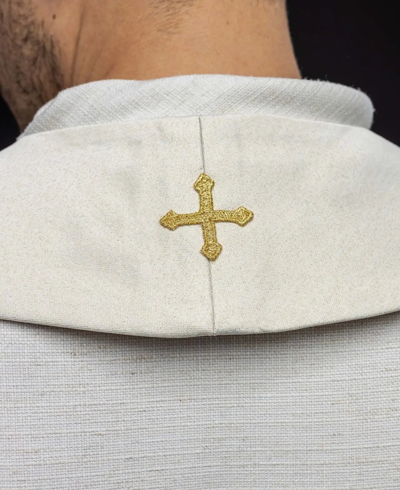 Étole de prêtre brodée décorée de clous