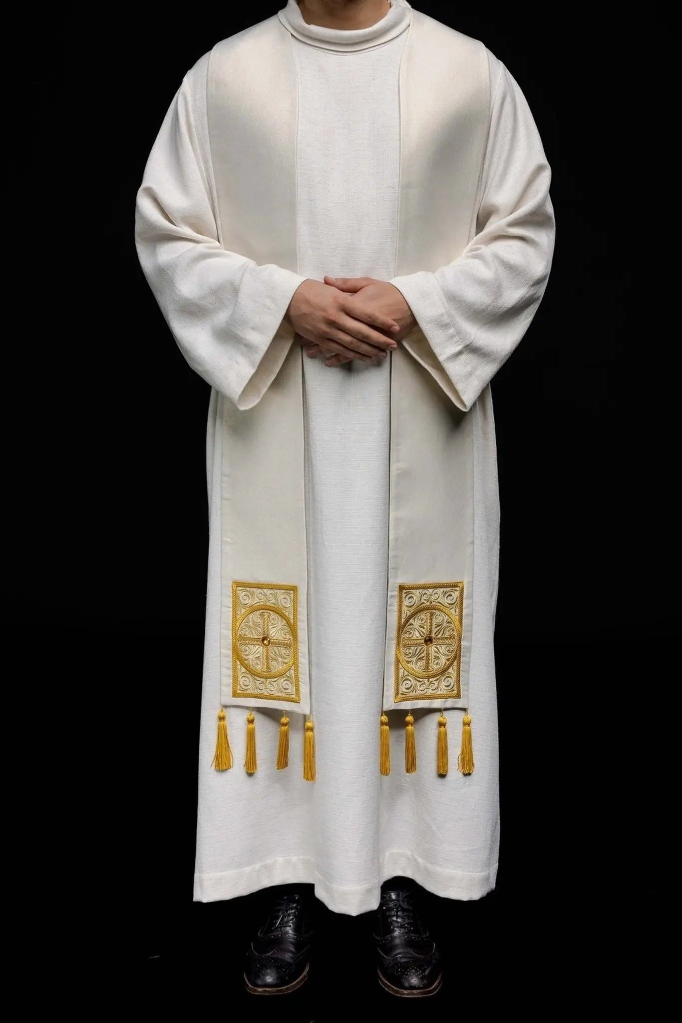 Étole de prêtre brodée décorée de clous