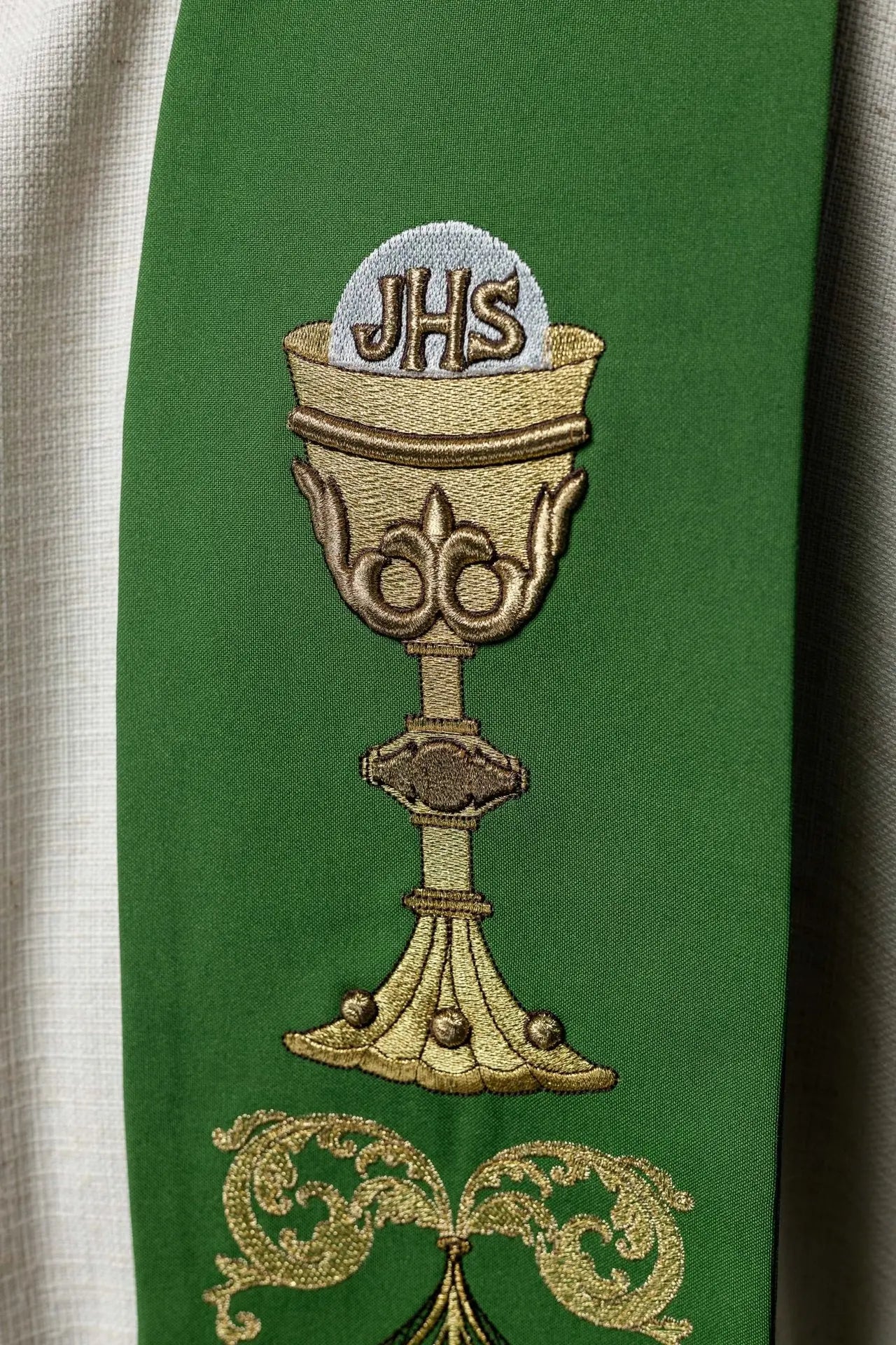 Étola verte de prêtre IHS calice