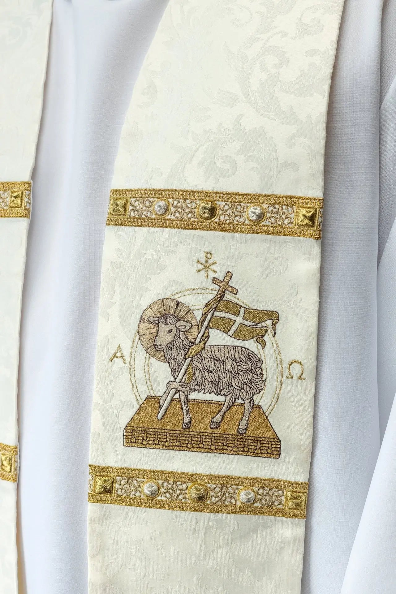 Étole d'agneau de Pâques cousue sur tissu décoratif