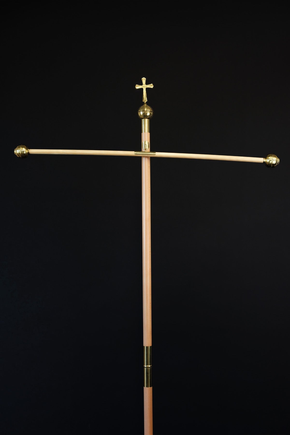 Bois clair hampe de bannière avec croix décorative dorée, vue de face sans pied