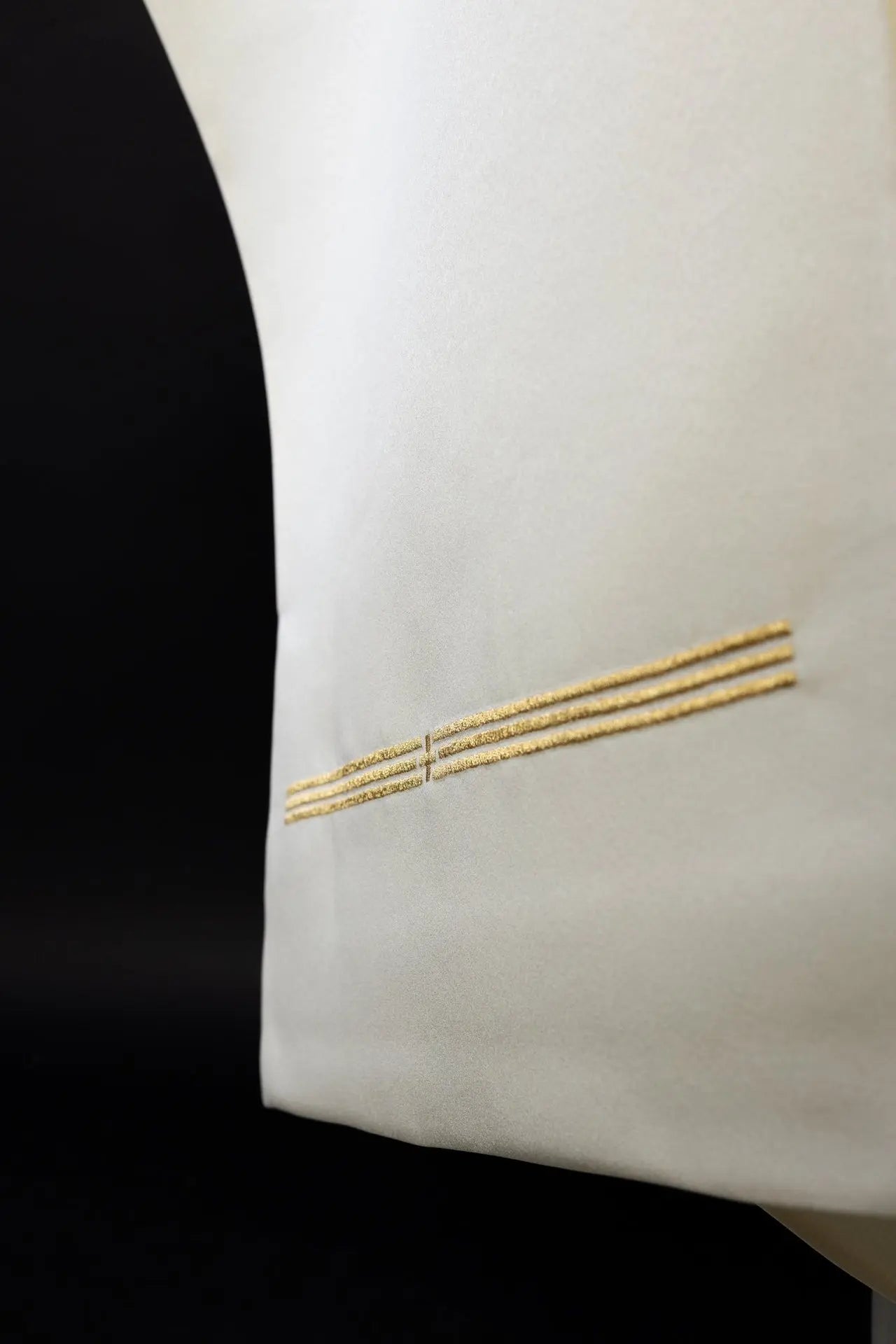 Voile brodé IHS écru