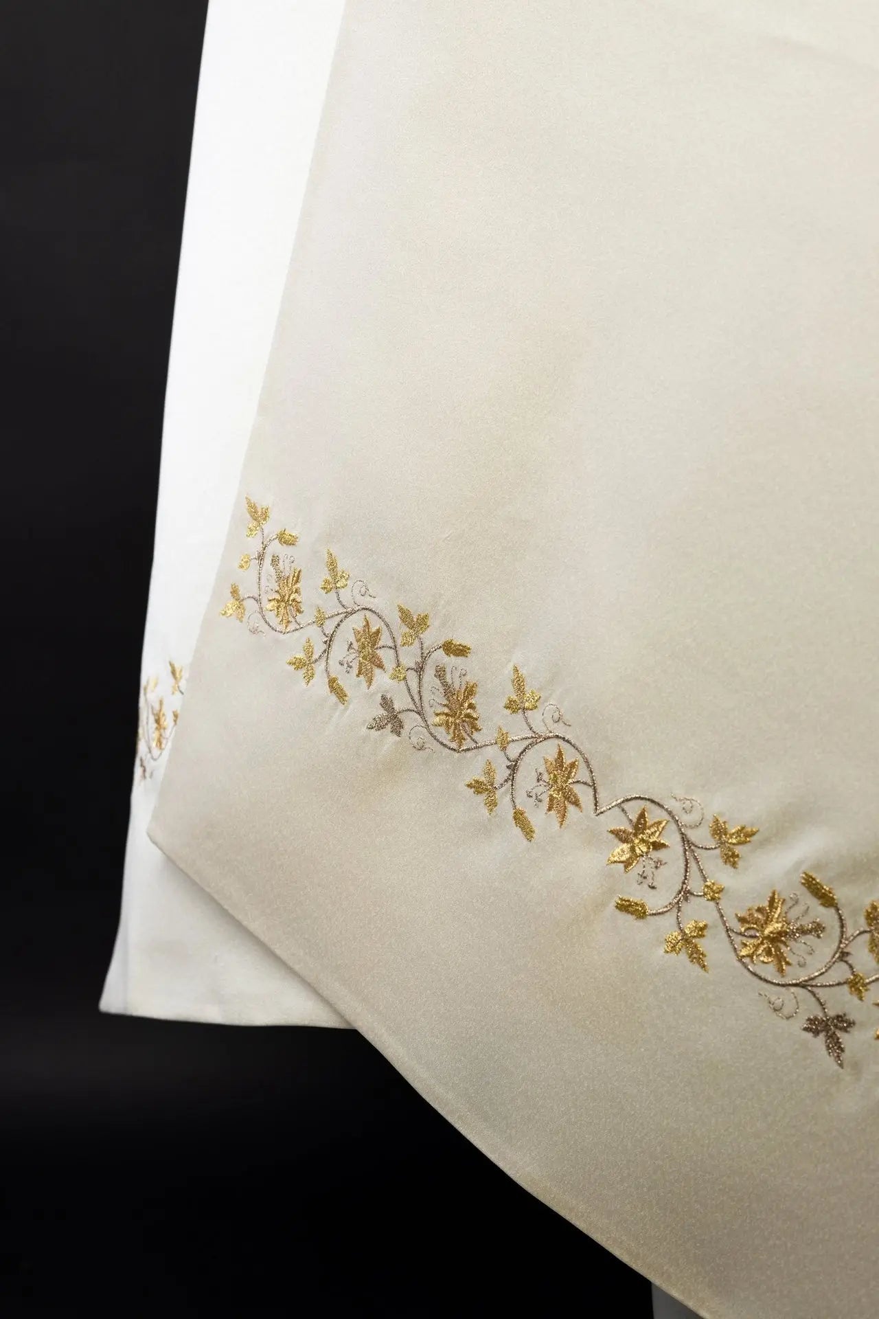 Voile brodé IHS écru
