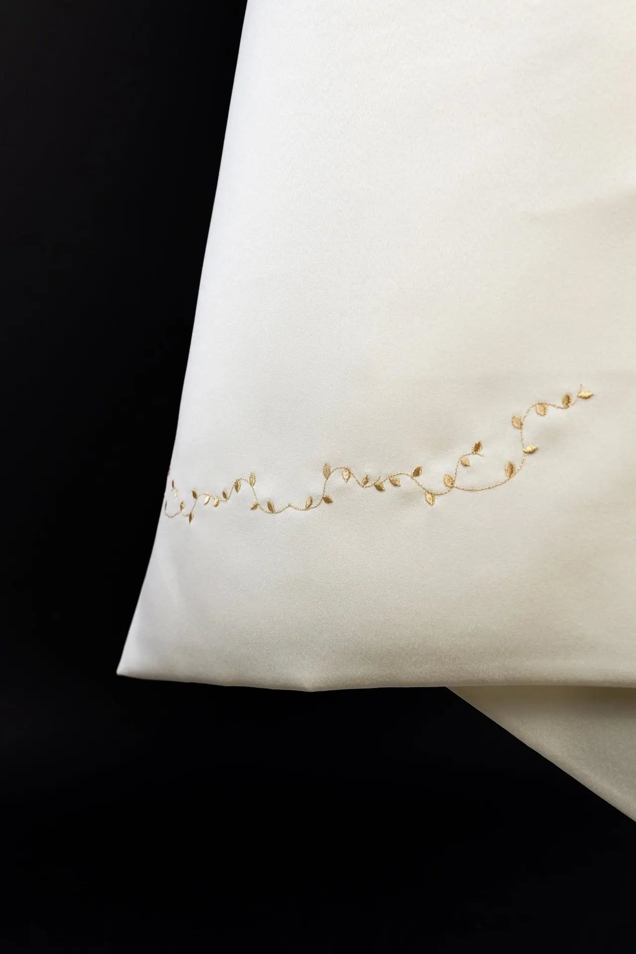 Voile de croix écru brodé