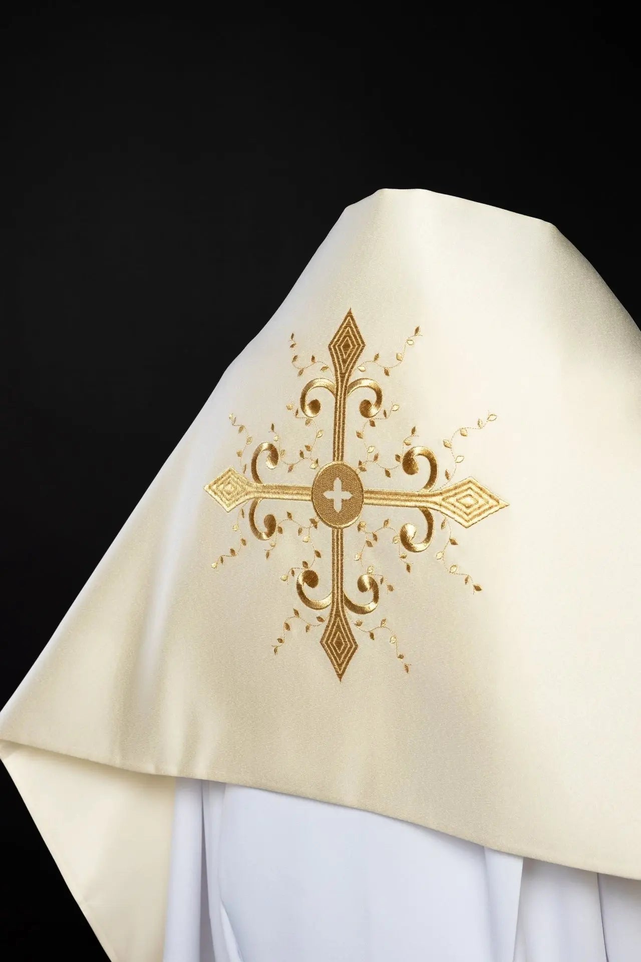Voile de croix écru brodé