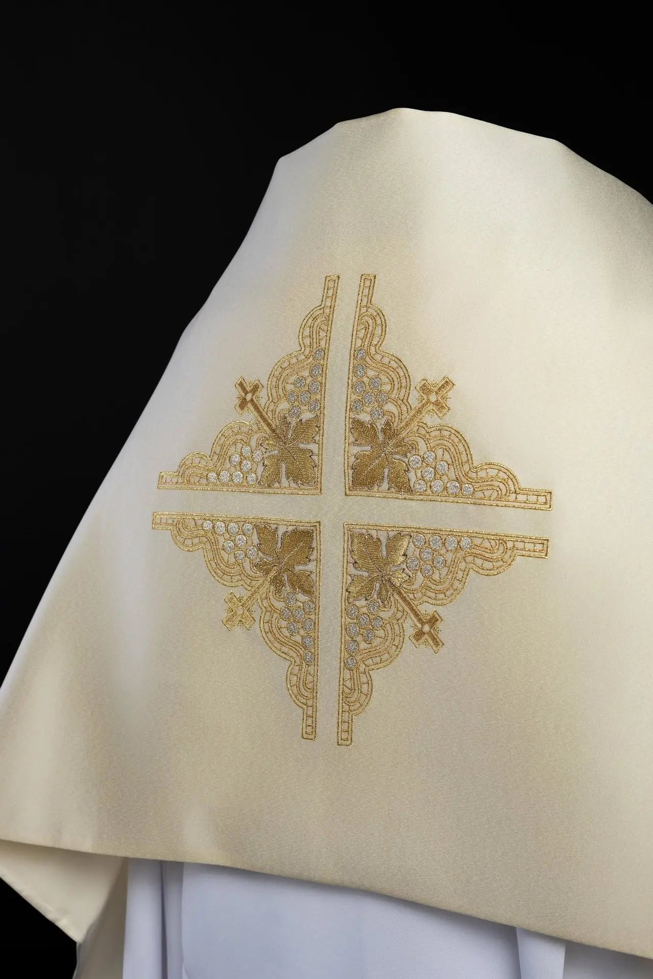 Veil with embroidered cross in ecru color