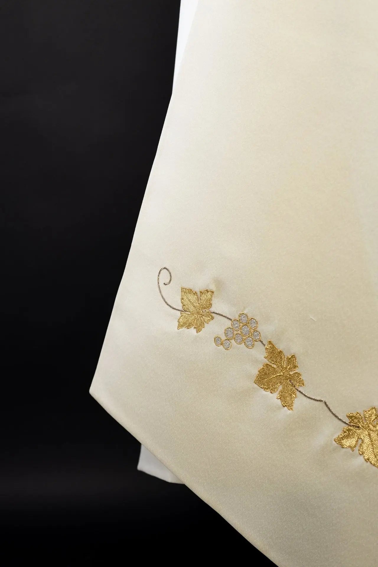 Voile avec croix brodée en couleur écrue