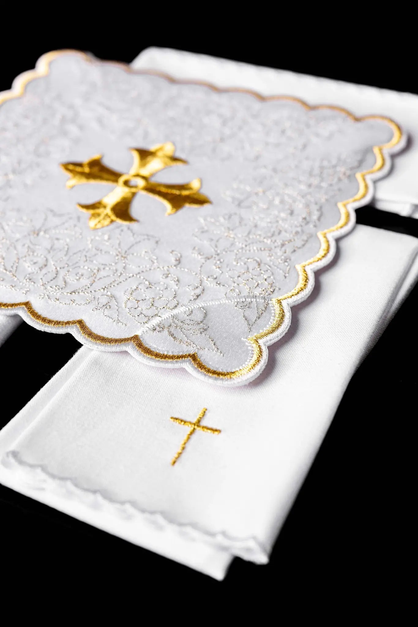 White chalice linen set with gold cross embroidery - HAFTINA ATELIER