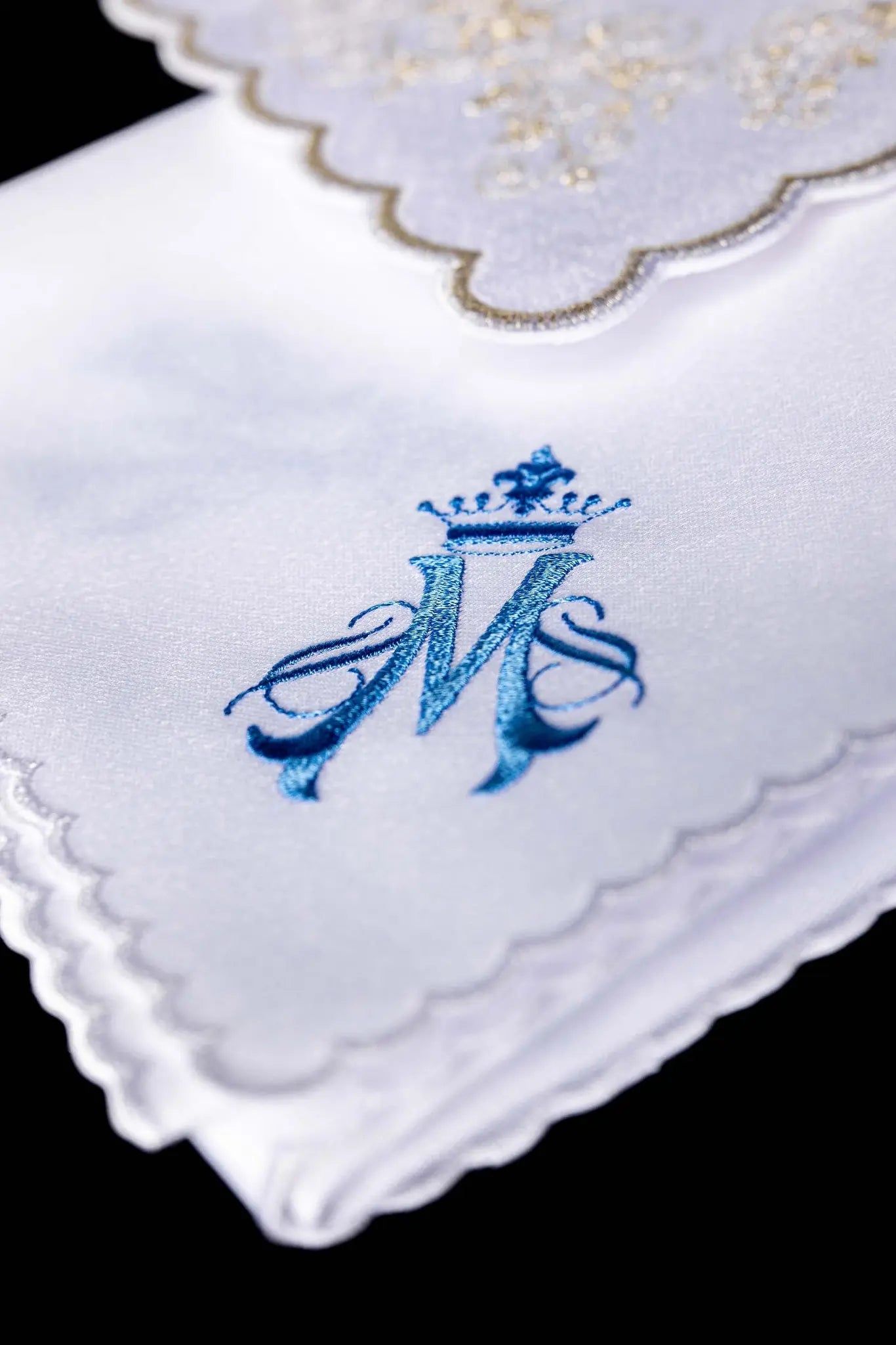 White Marian Chalice Linen Set with Gold Embroidery - HAFTINA ATELIER