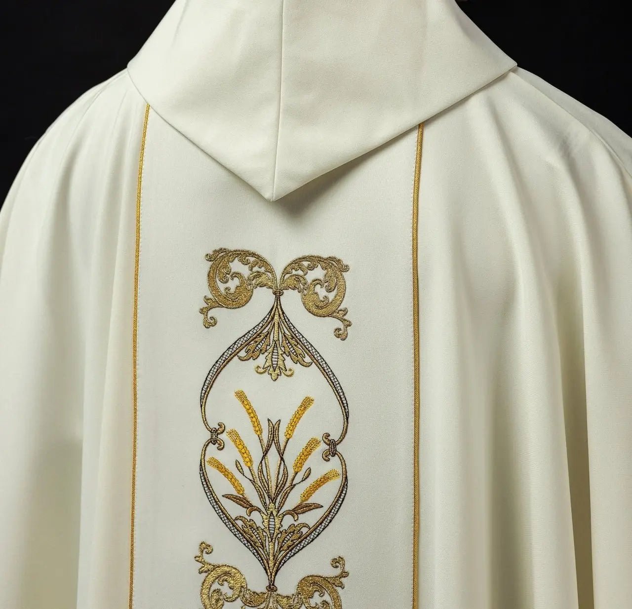 Chasuble décorée IHS en écru