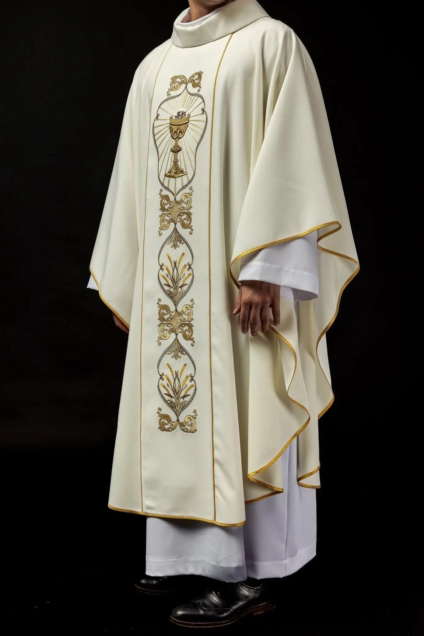 Chasuble décorée IHS en écru