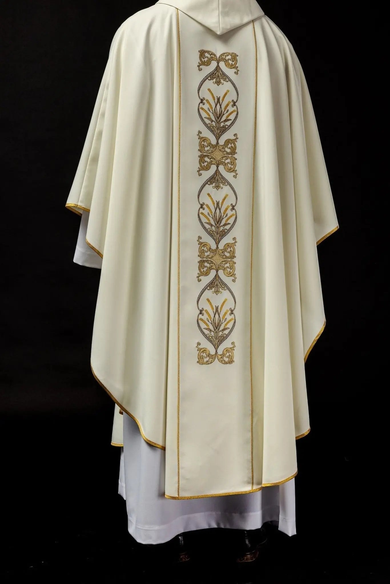 Chasuble décorée IHS en écru
