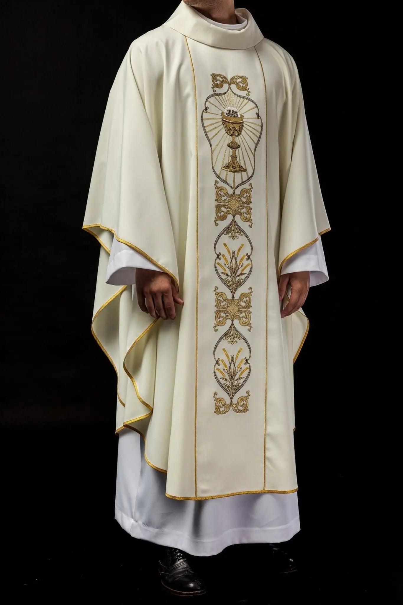 Chasuble décorée IHS en écru