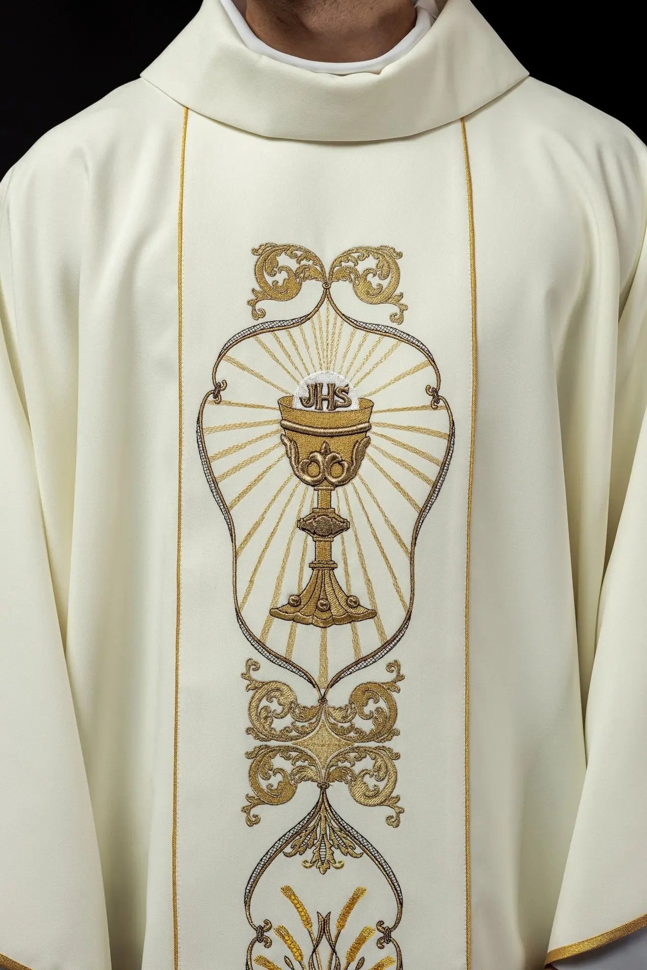 Chasuble décorée IHS en écru