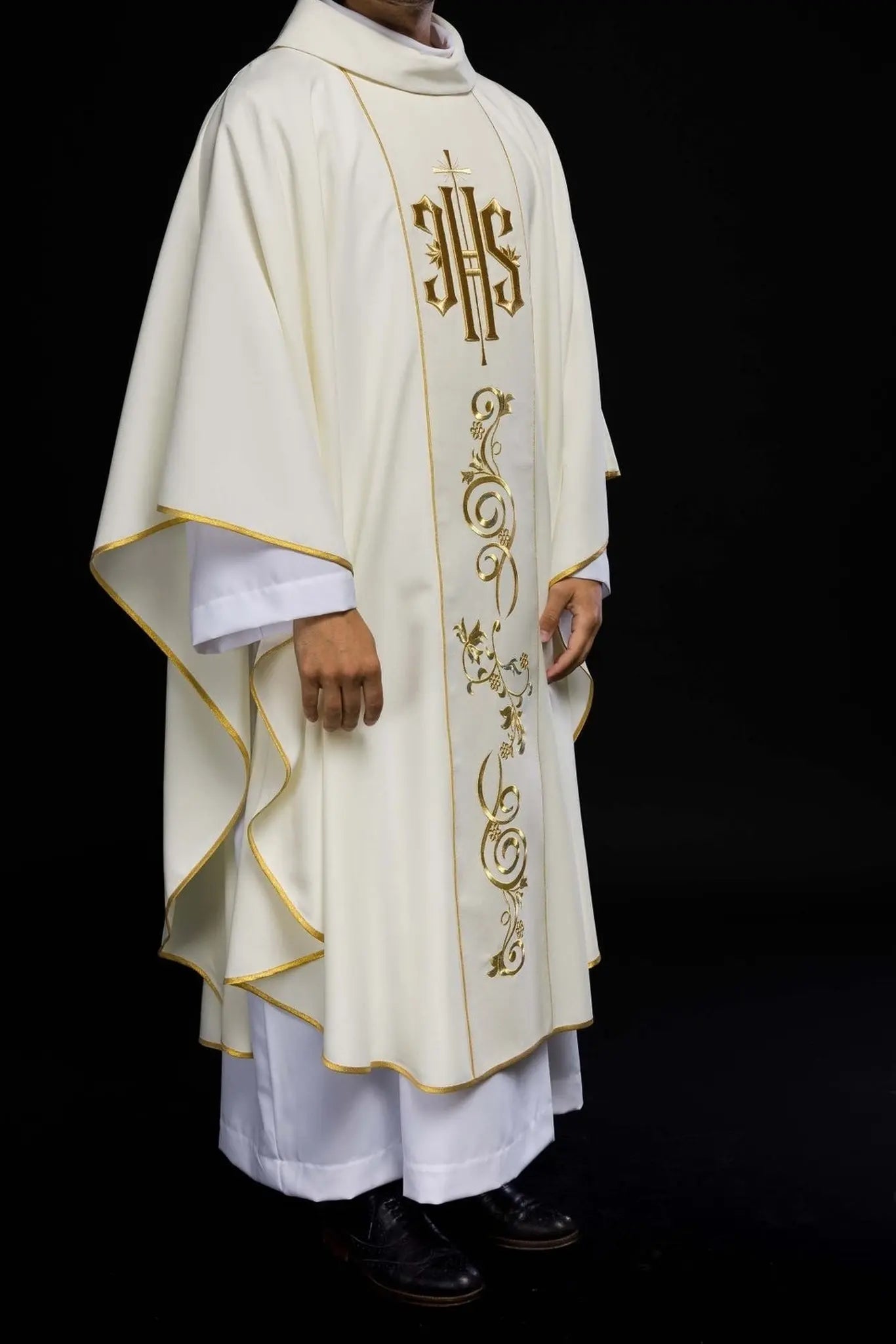 Chasuble décorée IHS en écru