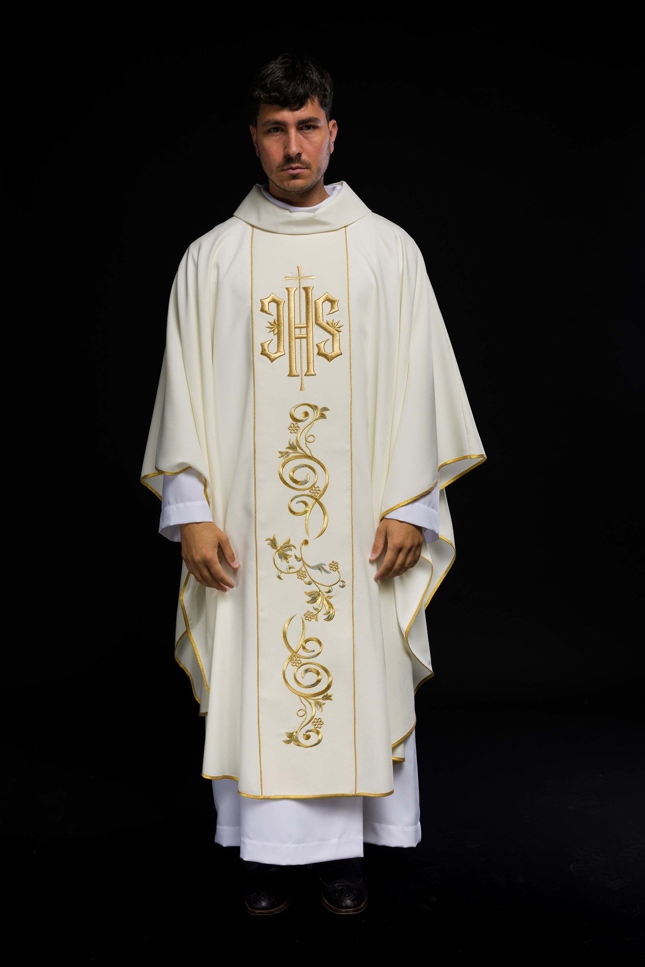 Zdobiony Ornat IHS w kolorze ecru