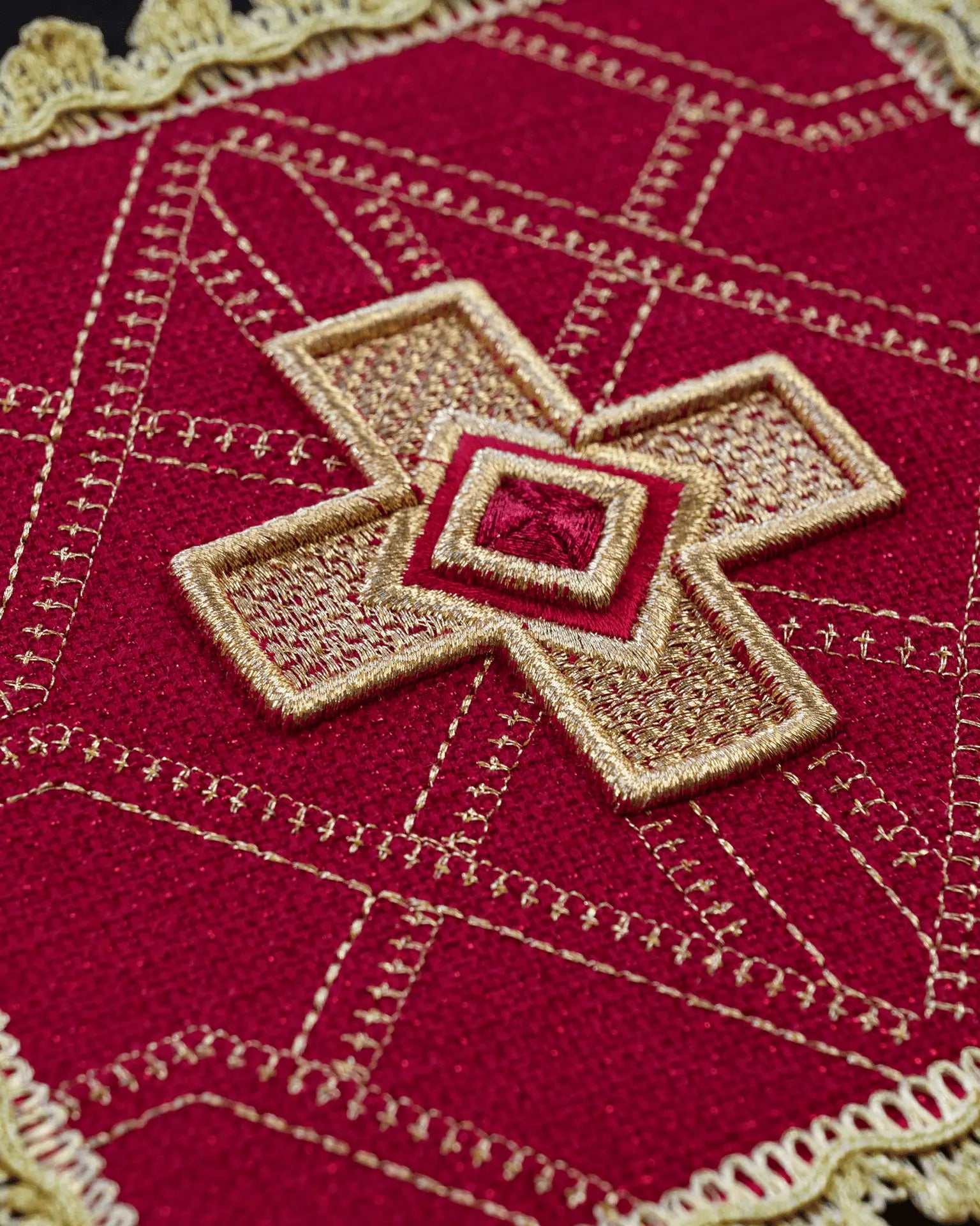 Ensemble de quatre piquets avec broderie dorée