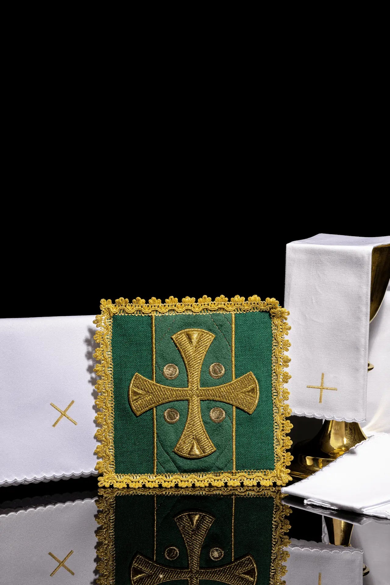 Ensemble de linge de calice vert brodé sur velours