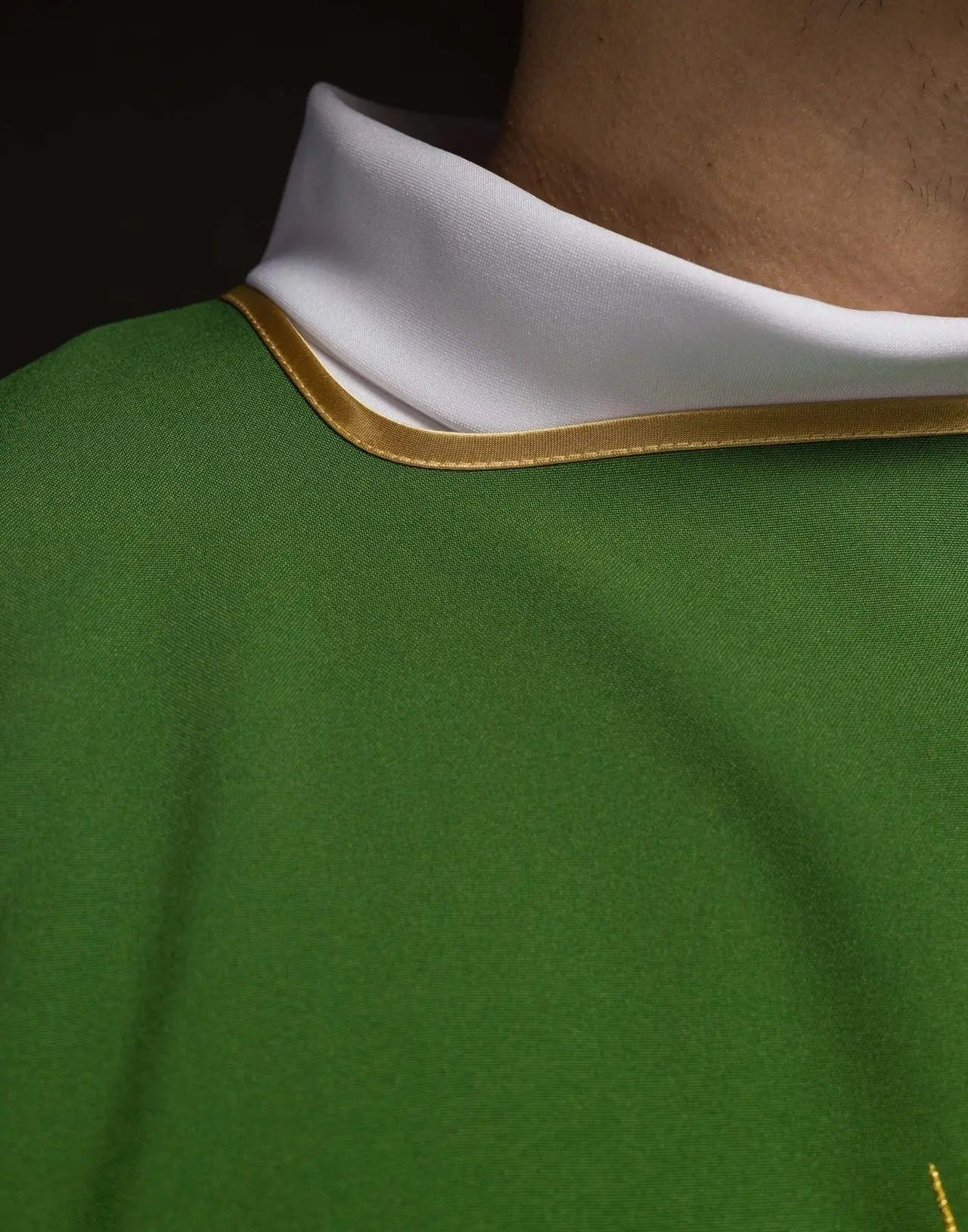 Dalmatique verte avec croix dorée brodée
