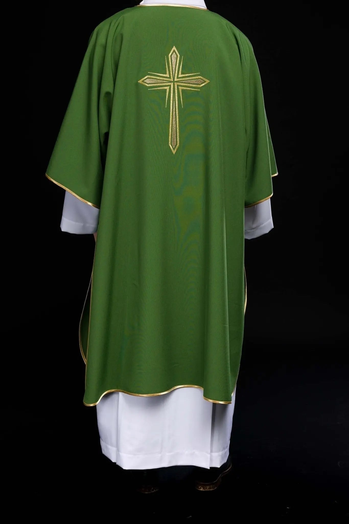 Dalmatique verte avec croix dorée brodée